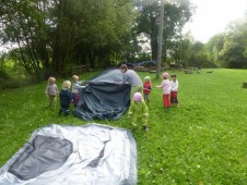 Stavíme si stan, tentokrát na dolní louce