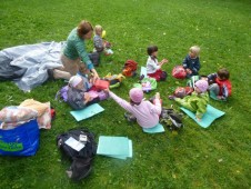 Svačina po práci. Popřejeme si dobrou chuť a pak už se jen kouše a vyměňuje a rozděluje...