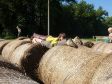 Nejlepší hřiště jsou balíky. Tady je potřeba stavět most