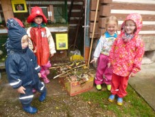 Domeček pro morčátka se střechou, aby na ně nepršelo