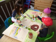 To se prostě vezmou barvy a smíchají se vedle sebe. A nebo do sebe