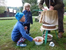 Pak jsme je dali do lisu,...