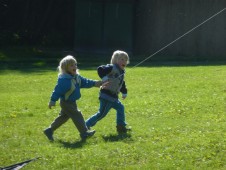 ...Skaláček si z nás dělá legraci :) Vždyť on je papírovej, ale i tak mu pomůžeme do vzduchu